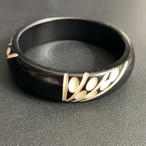 Vintage Carved Acrylic Bangle Bracelet in Black‎ & White